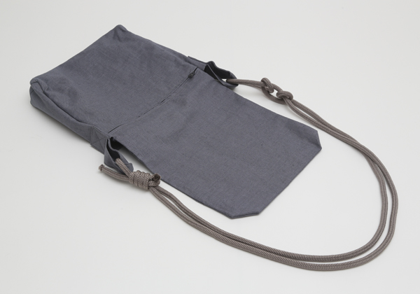 本麻製の頭陀袋になります。ショルダー部分には組紐を使用しており、ポケットの数も沢山付けております。